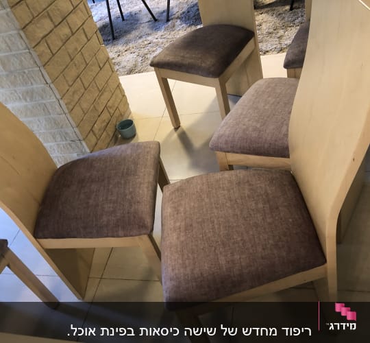 כיסאות עץ עם ריפוד בד סגול